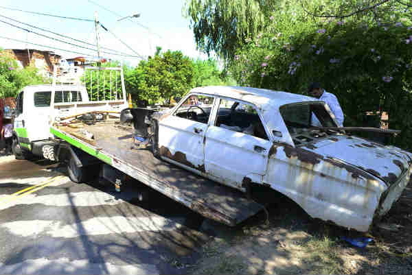 San Fernando remueve autos abandonados en la vía pública