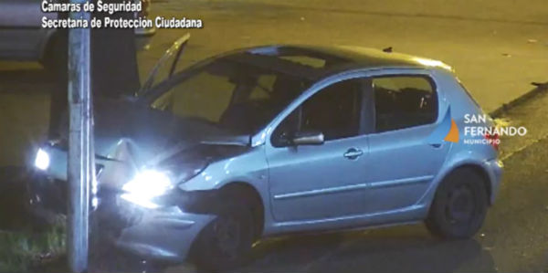 Cámaras de Seguridad de San Fernando captan choque de un automóvil con pedido de captura 