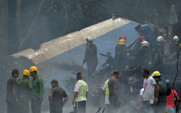 Un avión se estrella con 104 pasajeros a bordo en Cuba: sólo hay tres sobrevivientes