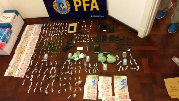 Cuatro detenidos con drogas y armas tras un  allanamiento en villa La Cava de San Isidro. 