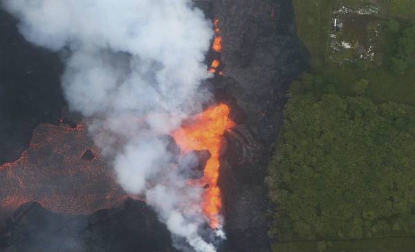 Un peligroso fenómeno se presenta en Hawái al llegar lava volcánica al océano