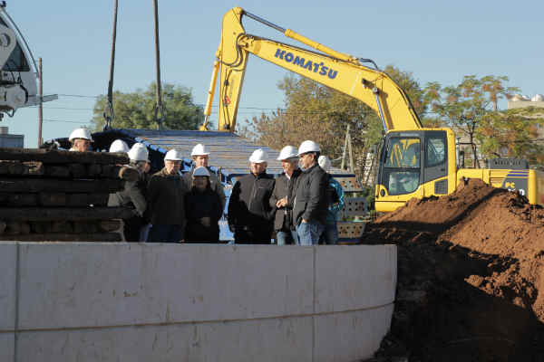 La obra del cruce bajo nivel del barrio de Munro continúa avanzando, y allí estuvo el intendente de Vicente López, Jorge Macri, junto a Guillermo Fiad, presidente de Trenes Argentinos Infraestructura, del Ministerio de Transporte de la Nación,