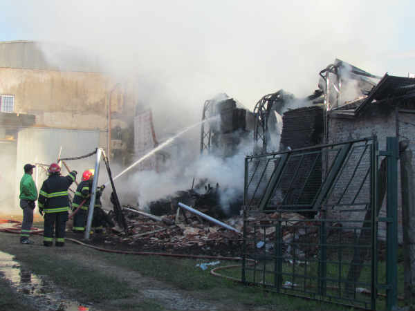 Un voraz incendio destruyó una fábrica de muebles en San Fernando 