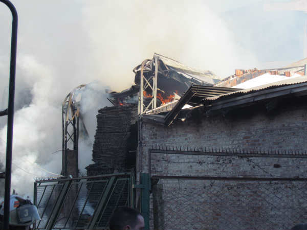 Un voraz incendio destruyó una fábrica de muebles en San Fernando 