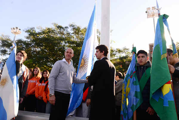 El Presidente del HCD, Santiago Aparicio y el Diputado Provincial Juan Andreotti encabezaron los festejos por el Día de la Patria en la Plaza del Bicentenario, con participación de más de 500 alumnos de escuelas públicas y privadas