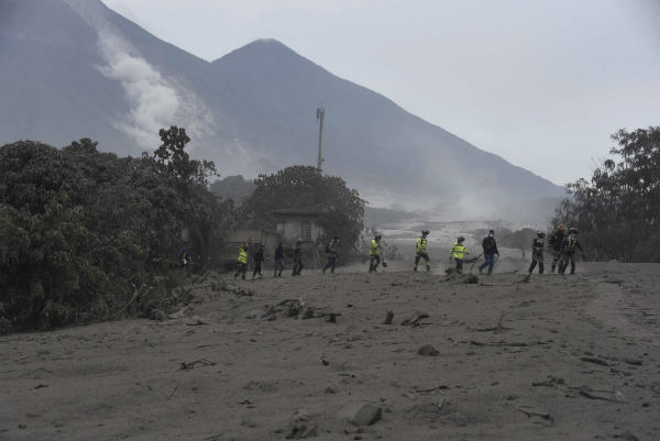 Sube a 33 número de muertos por potente erupción de volcán en Guatemala