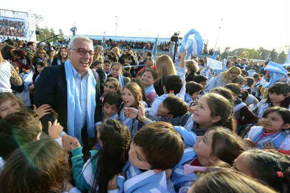 Más de 6 mil alumnos de Tigre realizaron la promesa de lealtad a la bandera nacional Argentina