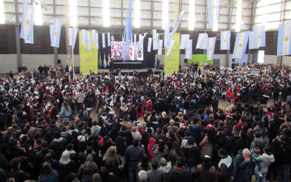 Andreotti encabezó la Promesa a la Bandera de más de 3 mil de alumnos

