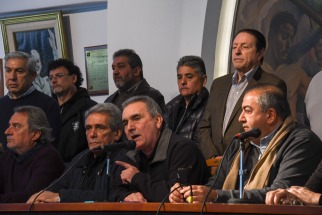    Los integrantes del triunvirato que conduce la CGT, Héctor Daer, Juan Carlos Schmid y Carlos Acuña, escoltados por otros miembros del Consejo Directivo de la entidad, dijeron en una conferencia de prensa que la medida de fuerza llevada adelante en rechazo de las políticas que impulsa la Casa Rosada registró un “altísimo acatamiento”.
