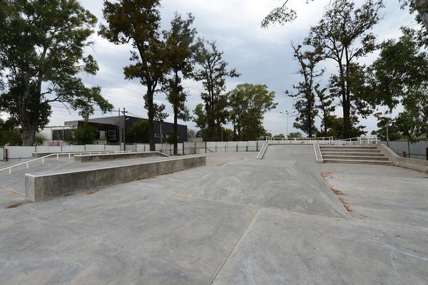 Julio Zamora recorrió las obras del nuevo skatepark municipal