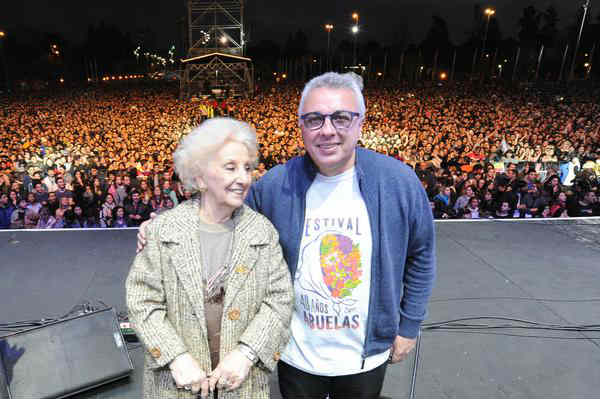 Tigre homenajeó a las Abuelas de Plaza de Mayo con un multitudinario recital