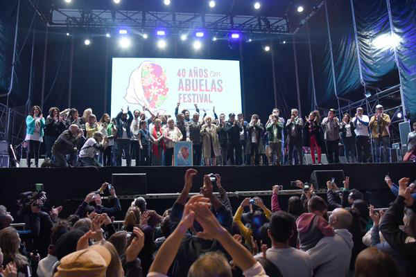 Tigre homenajeó a las Abuelas de Plaza de Mayo con un multitudinario recital