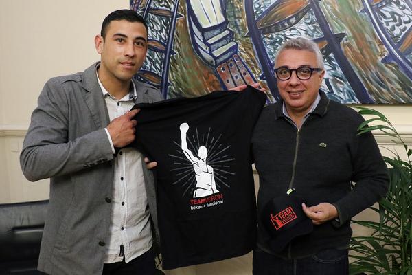 Julio Zamora recibió al boxeador Mateo “el Chino” Verón, en la previa de su combate en Perú