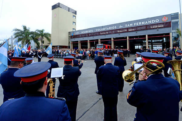 Los Bomberos de San Fernando celebraron con un gran desfile el primer año del nuevo Cuartel