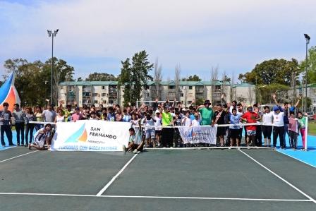 El Poli N° 1 de San Fernando ya cuenta con una nueva cancha de tenis profesional