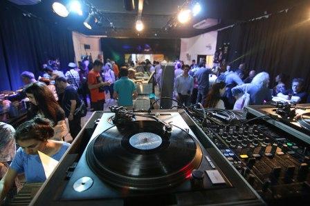 Los amantes de la música disfrutaron de la primera feria de discos de vinilo en San Isidro