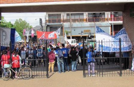 La CTA Autónoma de la Zona Norte y movimientos sociales se manifestaron frente al hospital Pacheco ()