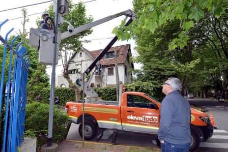 El intendente Julio Zamora supervisó los trabajos en las esquinas de Avenida Liniers y Avellaneda, y en Belgrano y Picasso. Además anunció que se llegarán a un total de 3000 dispositivos de video vigilancia en todo el distrito para el 2019.
El intendente Julio Zamora supervisó los trabajos en las esquinas de Avenida Liniers y Avellaneda, y en Belgrano y Picasso. Además anunció que se llegarán a un total de 3000 dispositivos de video vigilancia en todo el distrito para el 2019.