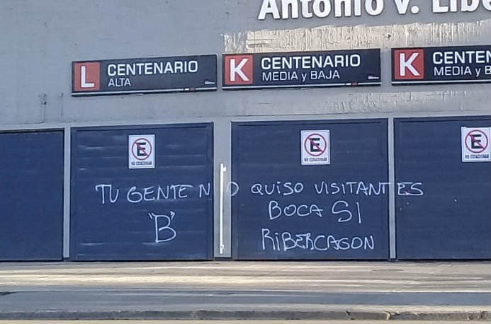 Aparecieron pintadas en el Monumental de hinchas de Boca que cargan a los de River