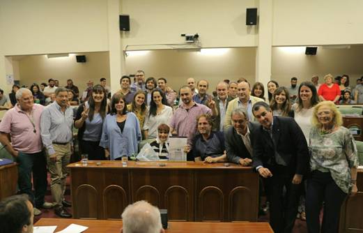 El cuerpo de ediles de San Isidro junto a la vecina e integrante de la organización Madres de Plaza de Mayo Taty Almeida
