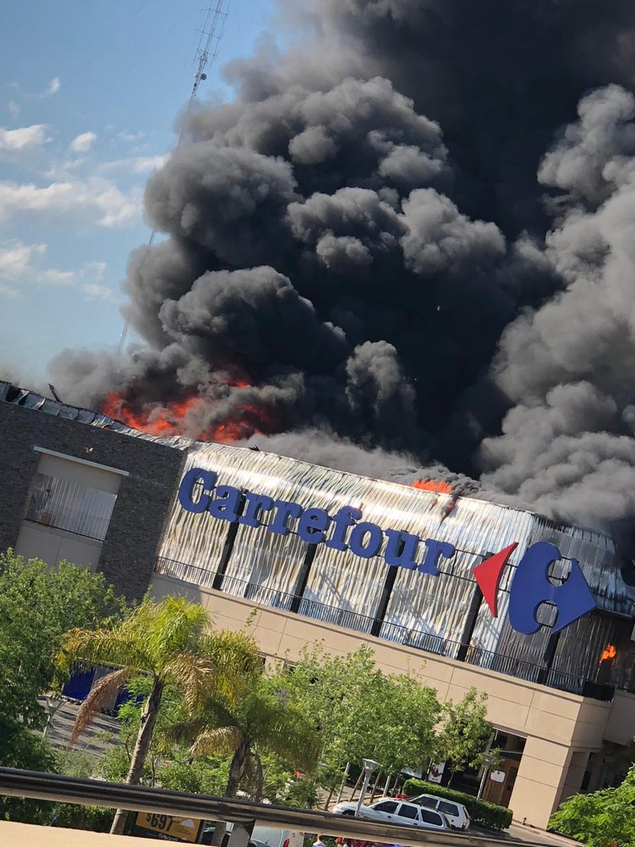 Se incendia el local de Carrefour en Rincón de Milberg
