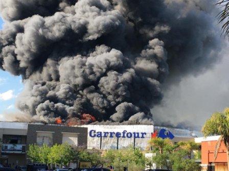 Se incendia el local de Carrefour en Rincón de Milberg 