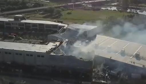 Un voraz incendio afectó un depósito de camas elásticas y un local de Carrefour en  un  centro comercial de Tigre