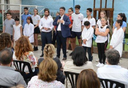Jorge Macri, frente a padres, docentes, directivos y alumnos en el patio de la Escuela María Auxiliadora (Panamá 3274, Munro)