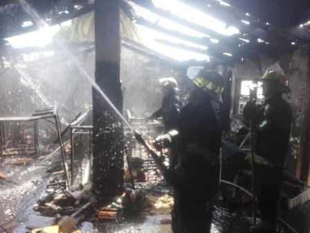 Un incendio destruyó un supermercado chino en Vicente López