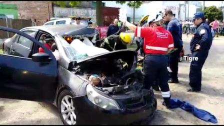 Choque frontal entre auto y colectivo en Tigre culminó en un dramático rescate de dos personas