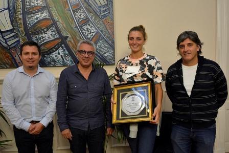 Zamora recibió en su despacho a la remera Sol Ordás, nacida en el distrito, quien logró la primera medalla de oro en los Juegos Olímpicos de la Juventud, realizados en Buenos Aires