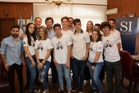 El intendente Gustavo Posse recibió a alumnos que crearon videos en redes sociales y otras actividades con el objetivo de generar conciencia sobre el cuidado del medioambiente. 
