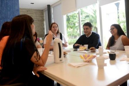 Junto a empleadas de la Secretaría de Recursos Humanos, el intendente de Vicente López, Jorge Macri, compartió un desayuno en el salón de usos múltiples del Instituto Bignone y anunció un bono de fin de año y la reapertura de paritarias de este año.
