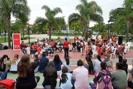 La orquesta infantil juvenil de Benavídez cerró el año con un concierto musical en la plaza San Martín