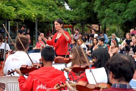 La orquesta infantil juvenil de Benavídez cerró el año con un concierto musical en la plaza San Martín