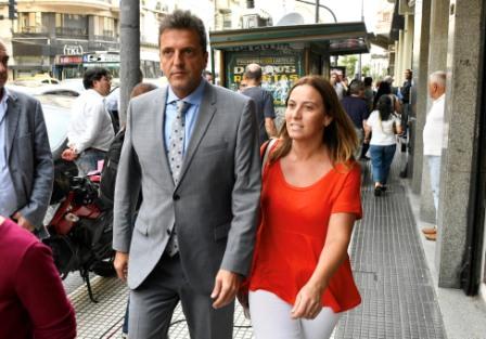 El líder del Frente Renovador, Sergio Massa, con la diputada Valeria Arata, llega a la Casa de Córdoba para compartir un encuentro junto a 10 gobernadores en el marco de la consolidación de Alternativa Federal.
