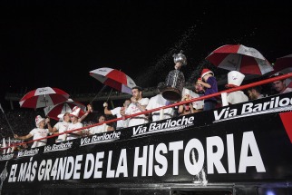 Festejo “Millonario”: el plantel de River le ofrendó a sus hinchas la cuarta copa libertadores de su historia