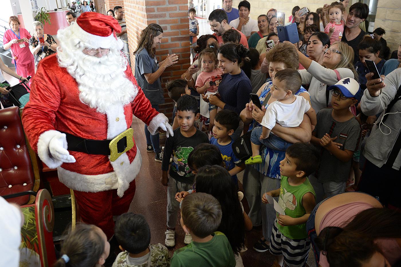 En vísperas de Navidad, el Hospital Materno de Tigre recibió la visita de Papá Noel.