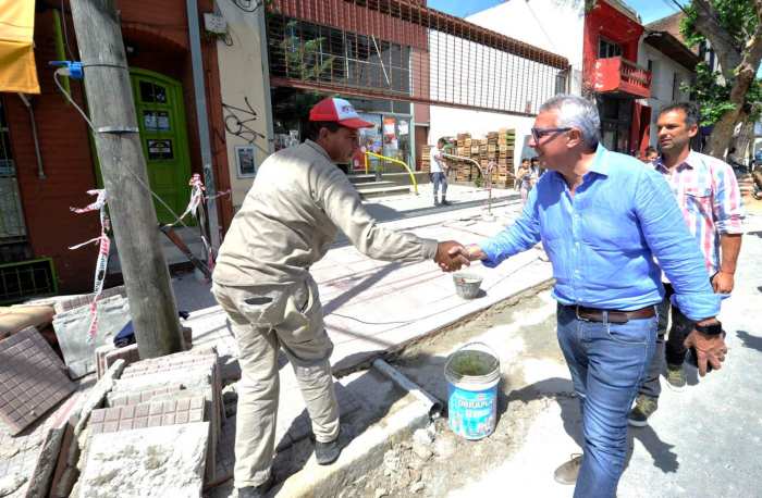 El municipio avanza en la construcción de veredas en Tigre centro.