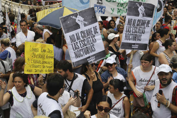 Los gremios docentes de UTE y ADEMYS realizaron este mismo jueves un paro con movilización a la Legislatura para apoyar los proyectos de la oposición: los manifestantes se concentraron desde temprano frente al edificio parlamentario y luego marcharon a la sede de la cartera que dirige Acuña para continuar allí con su protesta.