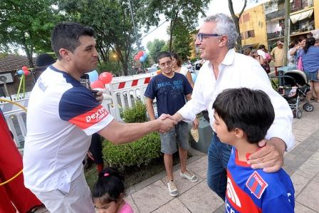 El intendente de Tigre,  Julio Zamora. en la inauguración de los nuevos juegos de la plazoleta del barrio Almirante Brown