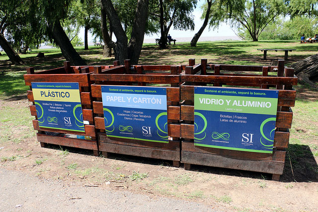 San Isidro suma cestos de madera en el paseo público costero.