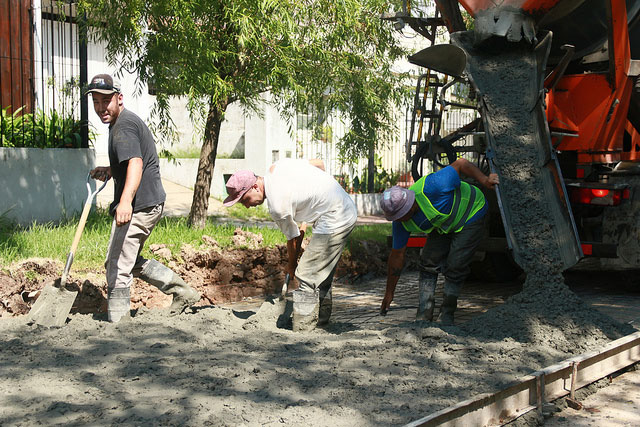 Continúan las tareas de bacheo en el bajo de San Isidro.