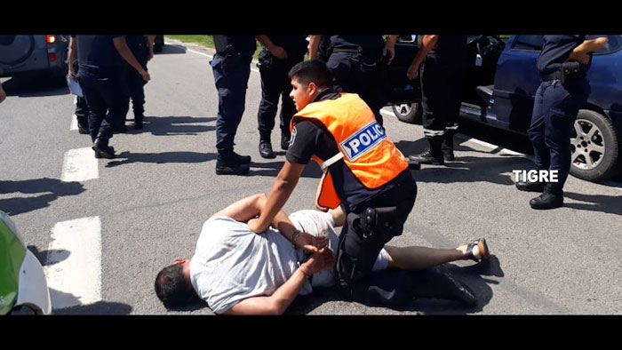 Policía huyó de un control vehicular y fue detenido luego de una intensa persecución. Policía huyó de un control vehicular y fue detenido luego de una intensa persecución.