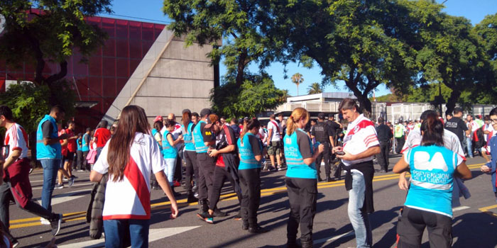 Tribuna Segura 2019: arrancó el fútbol con 42 admisiones, 4 prófugos capturados y 2 micros retenidos. Tribuna Segura 2019: arrancó el fútbol con 42 admisiones, 4 prófugos capturados y 2 micros retenidos.