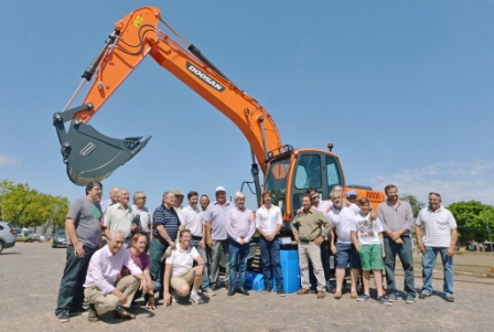 Luis Andreotti otorgó una retroexcavadora a los productores forestales del Delta Luis Andreotti otorgó una retroexcavadora a los productores forestales del Delta