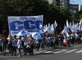 Movimientos sociales realizaron la primera protesta masiva del año y pidieron la actualización de los planes