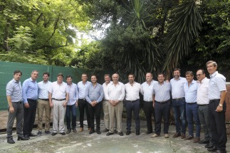 Los intendentes bonaerenses del radicalismo se reunieron hoy en La Plata para analizar los problemas de gestión que tienen en esas comunas y ratificaron su postura en torno a que el actual vicegobernador provincial, Daniel Salvador