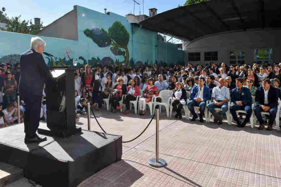 Luis Andreotti inauguró el ciclo lectivo con la puesta en valor de histórica Escuela N° 9 de Victoria Luis Andreotti inauguró el ciclo lectivo con la puesta en valor de histórica Escuela N° 9 de Victoria