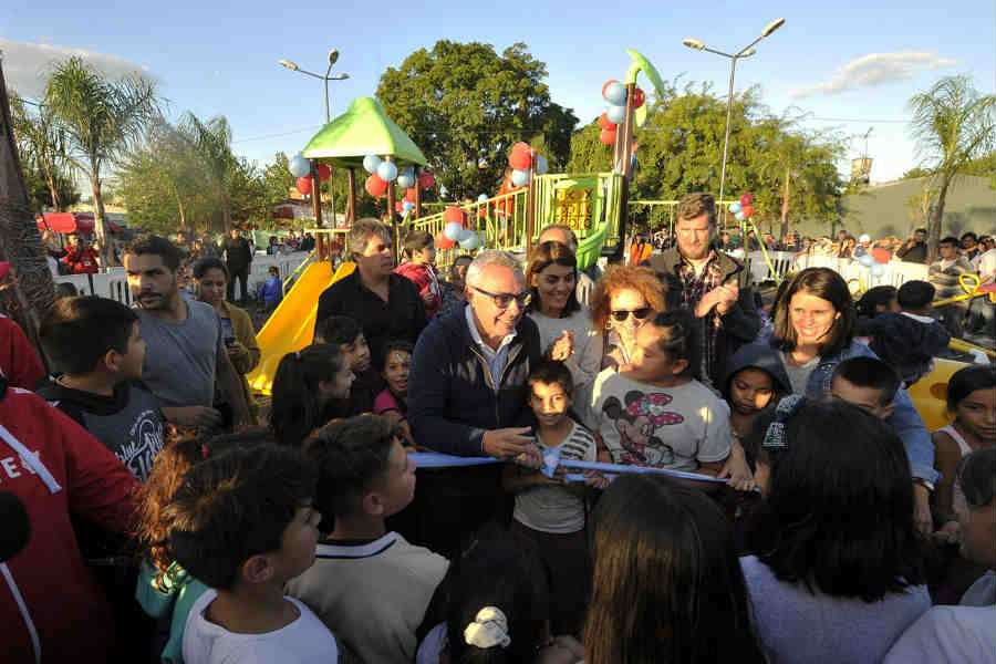 Julio Zamora inauguró la plaza N°27 y anunció obras de asfalto y gas para el barrio Las Tunas